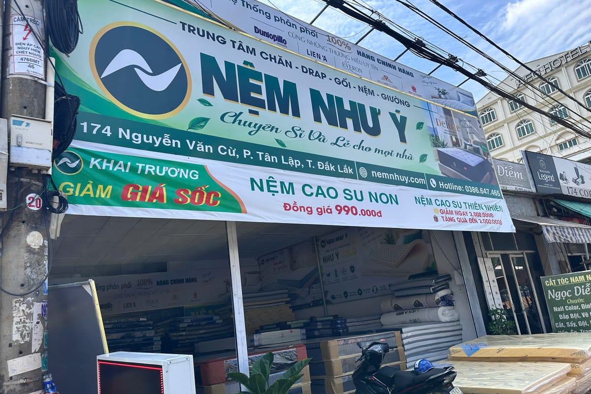 Cửa hàng Nệm Như Ý nhìn từ đường Nguyễn Văn Cừ